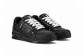 Baskets noires sur fond blanc