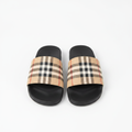 Claquettes Burberry fond blanc