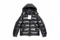 Doudoune Moncler sur fond blanc