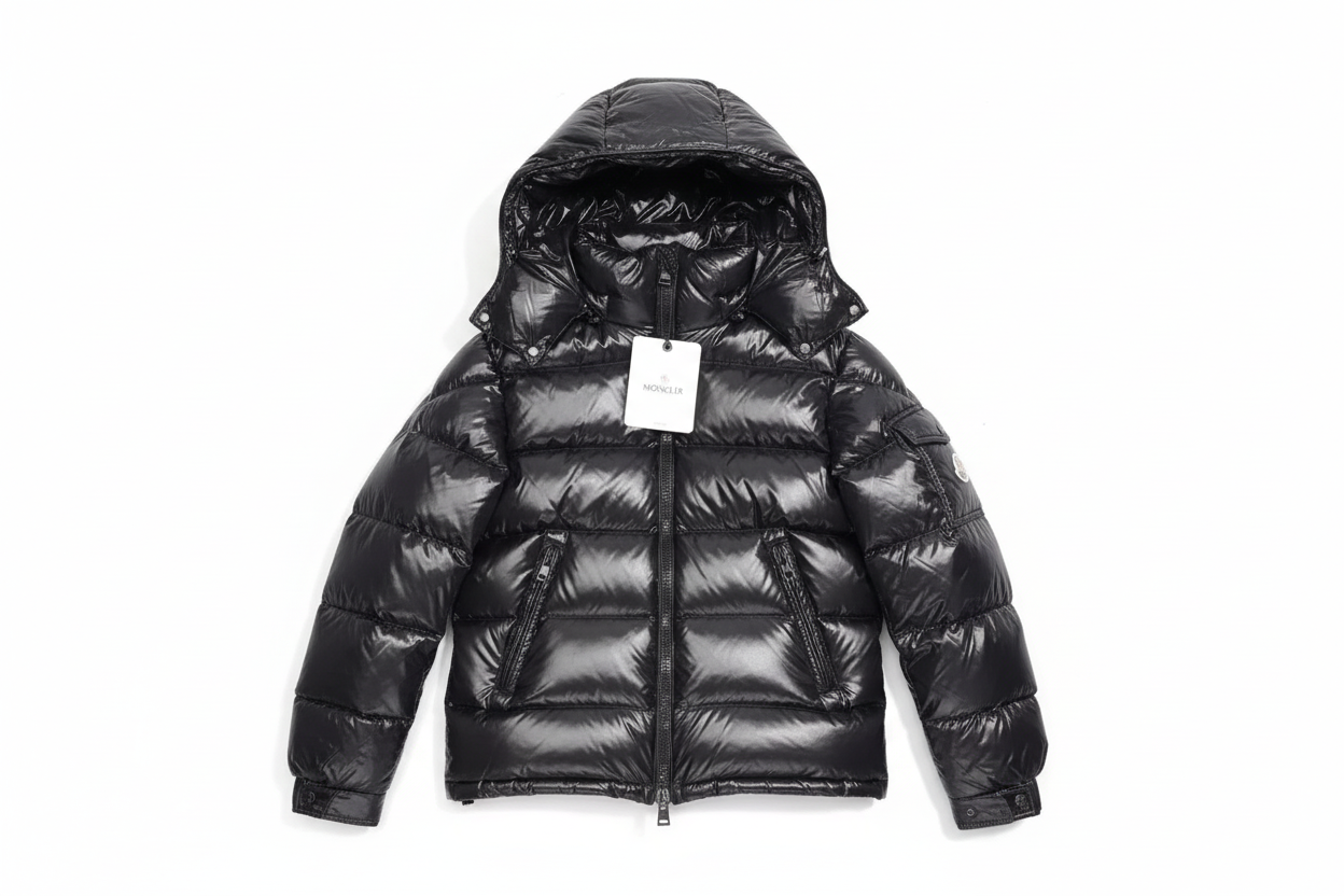 Doudoune Moncler sur fond blanc
