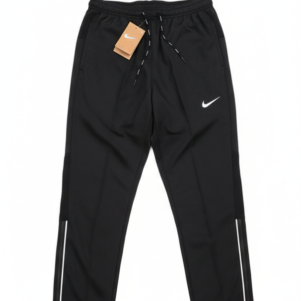 Pantalon Nike sur fond blanc