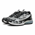 Sneaker sur fond blanc