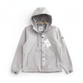 Veste Moncler sur fond blanc