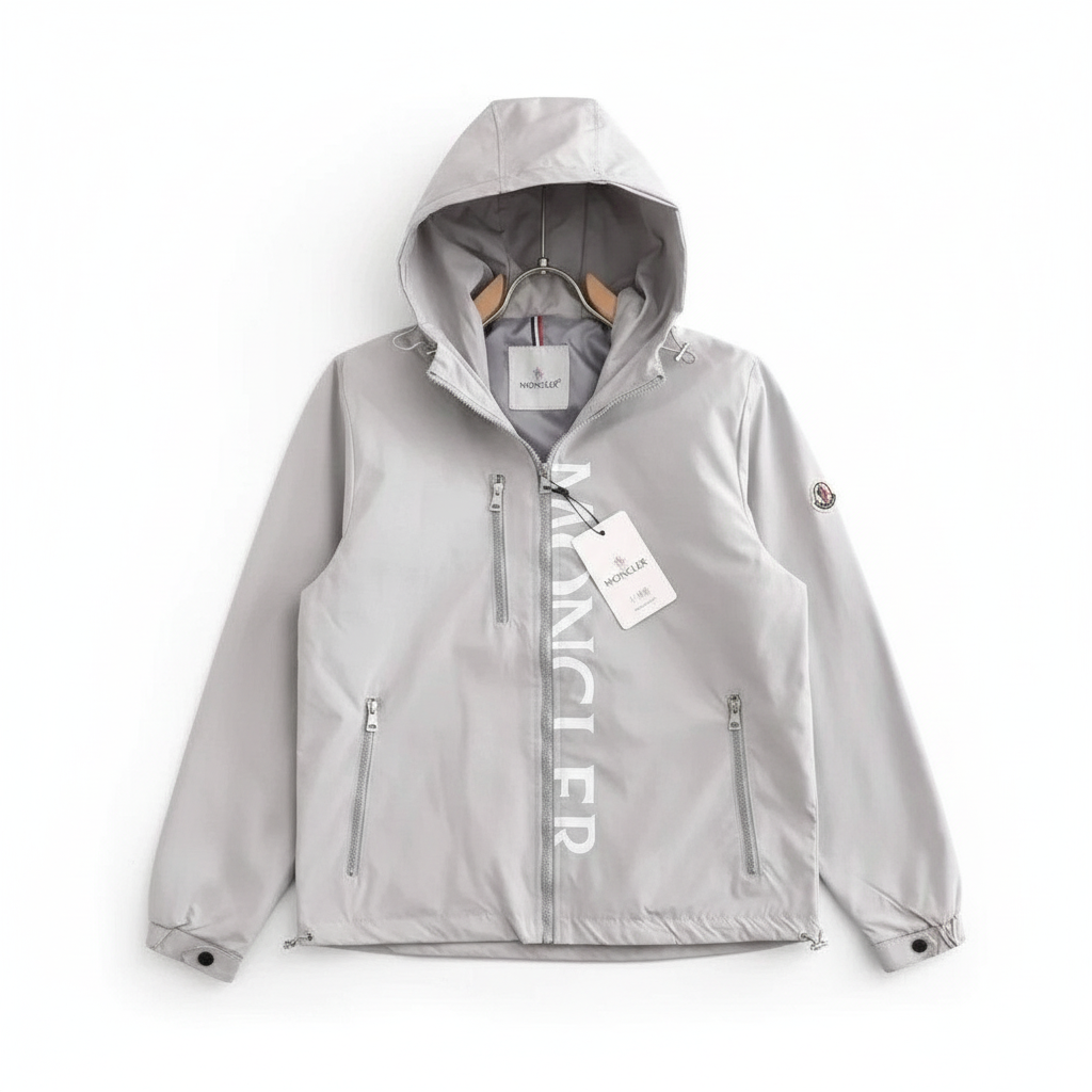 Veste Moncler sur fond blanc
