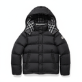 Veste puffer noire sur fond blanc